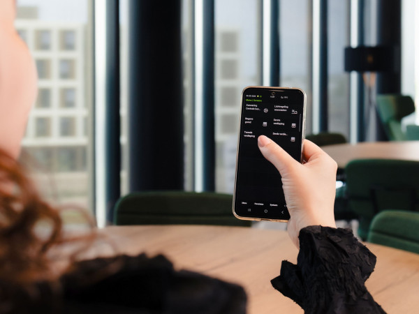 Elektrische rolgordijnen bij DAEL worden centraal bediend met een app op een smartphone.